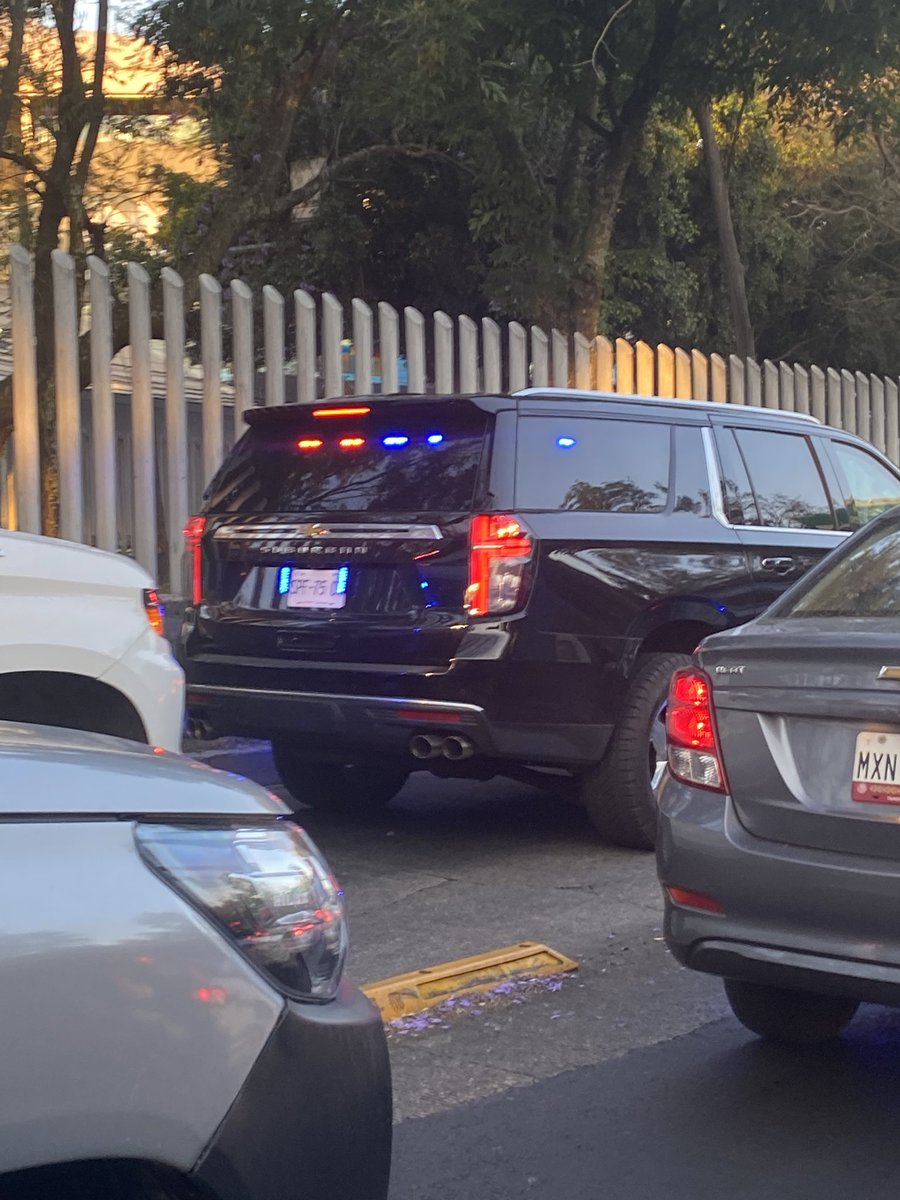 Eugeniacdef's tweet photo. @EnriqueEnVivo Así como este, SPF-75-C1 trae una camioneta Blanca de guaruras y baja por las mañanas de la Colonia Miguel Hidalgo en Tlalpan; les da por incorporarse al carril del metrobús Ayuntamieento en Insurgentes Sur. https://t.co/U71UdSxJXF