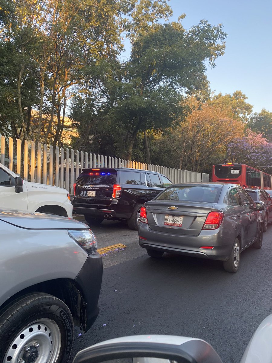 Eugeniacdef's tweet photo. @EnriqueEnVivo Así como este, SPF-75-C1 trae una camioneta Blanca de guaruras y baja por las mañanas de la Colonia Miguel Hidalgo en Tlalpan; les da por incorporarse al carril del metrobús Ayuntamieento en Insurgentes Sur. https://t.co/U71UdSxJXF