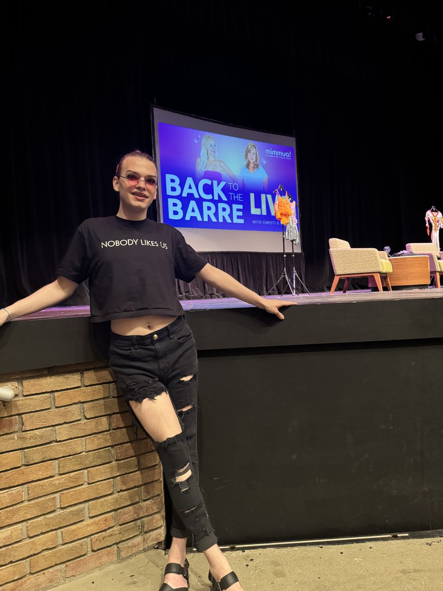 nickr2000's tweet photo. I went to Back to the Barre live last night and got to meet Christi and Kelly. Christi complimented me on the rhinestoning on the back of my shirt (which I have no pictures of) https://t.co/4pyiOPY64t
