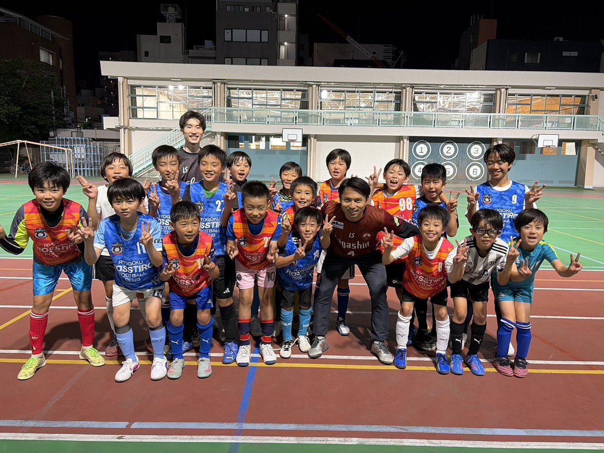 fuga_sumida's tweet photo. 諸江剣語が両国RFCの活動に訪問させていただきました！

両国RFCのOB伊藤諄哉選手も参加。

子どもたちと一緒にボールを蹴りながら、チャレンジすること・楽しむことの大切さを伝えさせていただきました。

両国RFCの皆さま、ありがとうございました！ https://t.co/8FHClf0M83