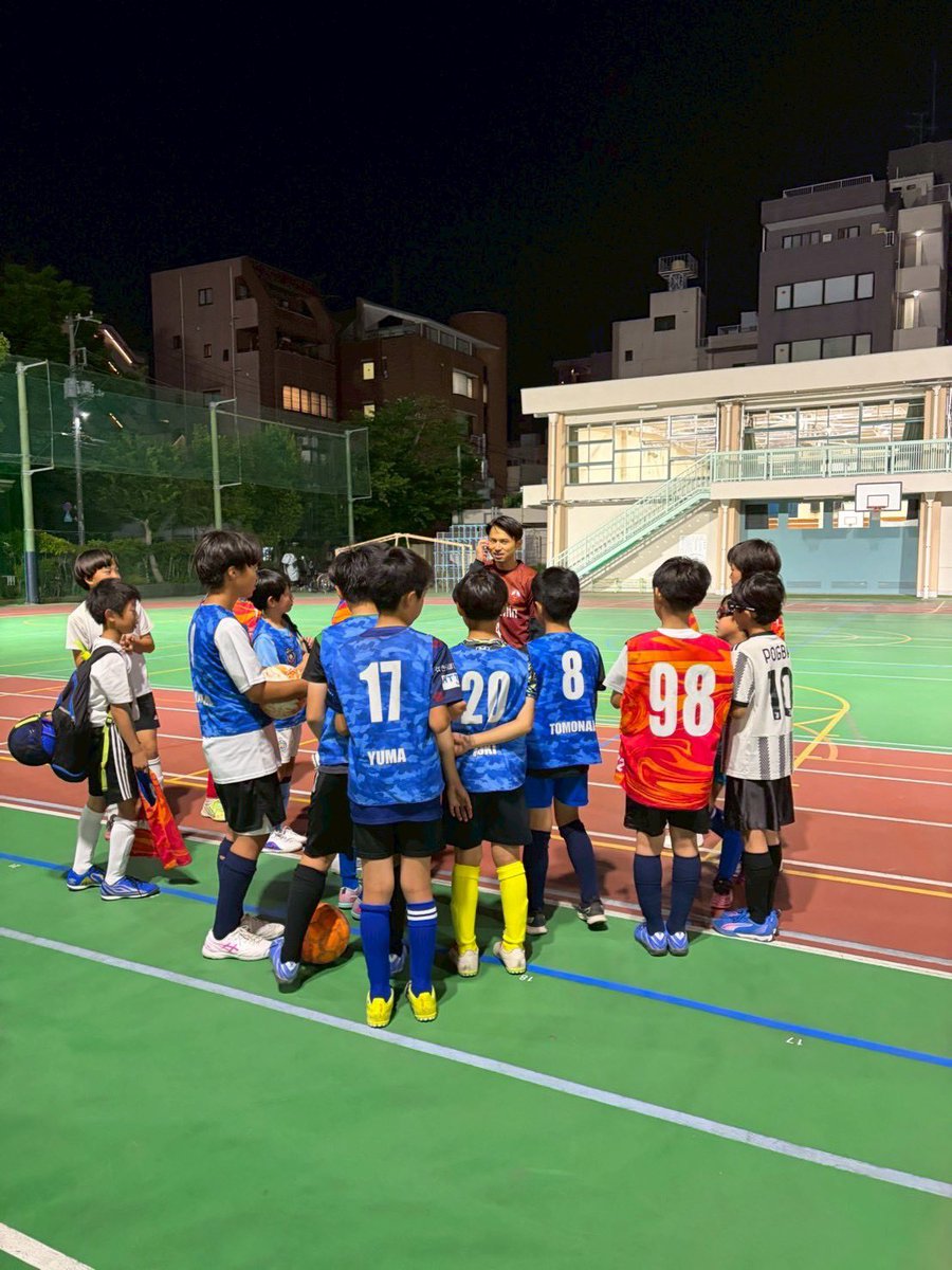 fuga_sumida's tweet photo. 諸江剣語が両国RFCの活動に訪問させていただきました！

両国RFCのOB伊藤諄哉選手も参加。

子どもたちと一緒にボールを蹴りながら、チャレンジすること・楽しむことの大切さを伝えさせていただきました。

両国RFCの皆さま、ありがとうございました！ https://t.co/8FHClf0M83