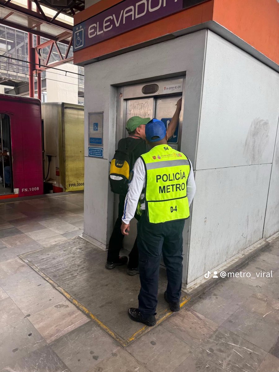 MetroViralMx's tweet photo. #ULTIMAHORA 

Oye @ClaraBrugadaM avísale al Subdirector General de Mantenimiento Omar Moya qué una señora de la 3ra edad quedó atrapada más de 40 minutos dentro de un Elevador del Metro de Ciudad de México @MetroCDMX qué presentó fallas por Falta de Mantenimiento🚨

#MetroCDMX https://t.co/wCyMPFTRj1