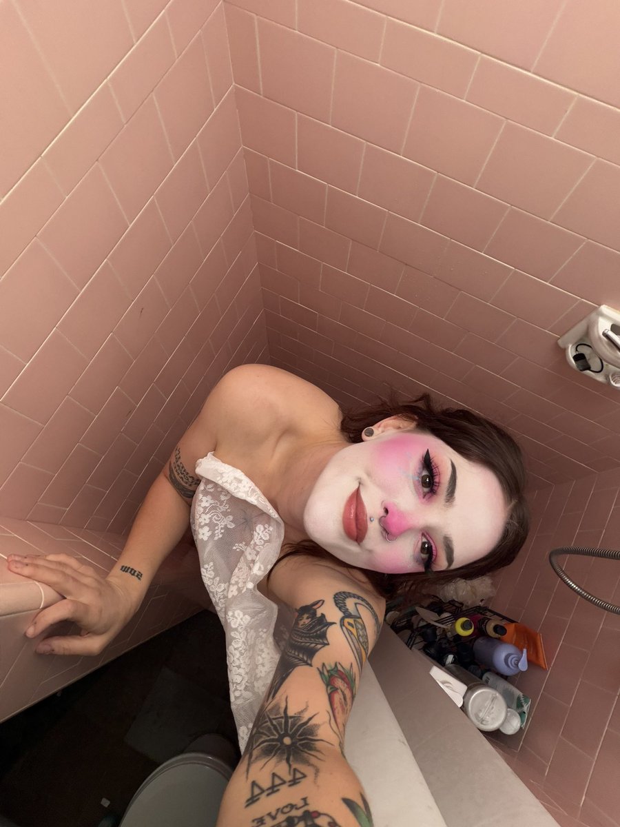 emoparkour's tweet photo. I have the clown car equivalent of a shower https://t.co/Z25rEJHqCo