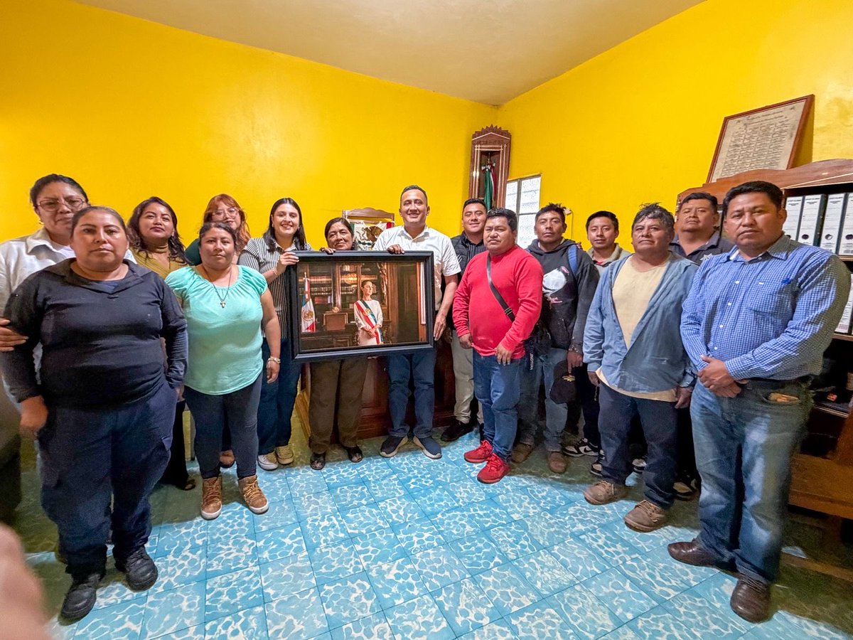 Nino_Morales1's tweet photo. Asunción Cuyotepeji fue el último municipio de nuestra gira de trabajo por la Mixteca oaxaqueña.

Aquí nos reunimos con la presidenta municipal, María Elena Solano Ellas, para escuchar sus planteamientos y asumimos el compromiso de acompañar las gestiones necesarias para que las necesidades de la población encuentren respuesta.

Tuvimos el gusto de entregar una fotografía de nuestra presidenta, la Dra. @Claudiashein. Agradezco a mi amiga, la diputada local Dulce Belén Uribe Mendoza, por compartir este recorrido. 

#NinoMorales #Morena #SenadorDeTerritorio