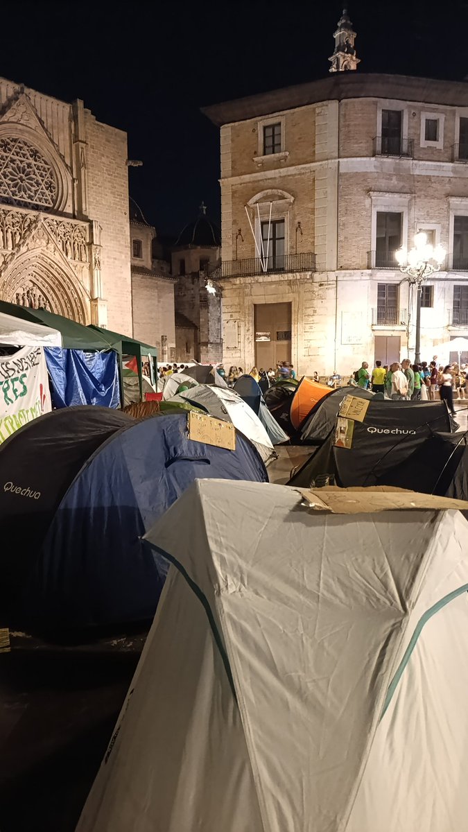 DatxuPeris's tweet photo. Una altra nit en la comuna educativa 😉 gràcies a totes les famílies que heu vingut a donar suport a l'acampada i la vaga, per participar en les activitats amb les criatures i per compartir lluita i espai amb nosaltres. 💚❤️‍🔥✊🏽🕸️ https://t.co/Yq5xYEU0XO