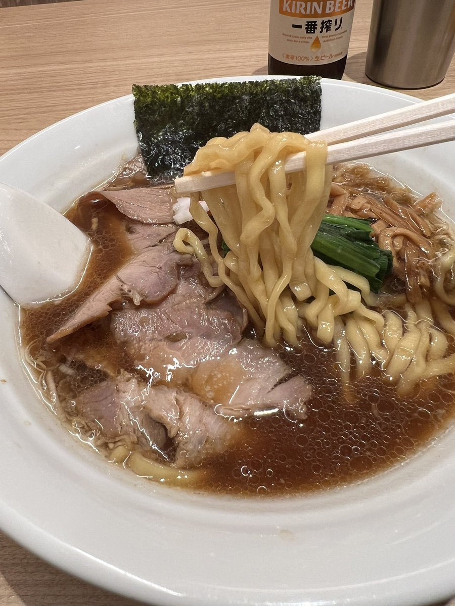kairy1997's tweet photo. 東京出張7軒目
羽田第一ターミナル
｢長岡食堂｣さん
レギュラーメニュー
醤油ラーメン
( ˃̶͈̀ロ˂̶͈́)੭ꠥ⁾⁾朝メッシ！
欠航にはなってないので早めに空港へ✈️
8時から開いてるならと朝ラー🍜
卓上のおろし生姜がちゃんとしてね👍
美味しかったですご馳走様でした(≧∀≦) https://t.co/LmTBg9UIKy