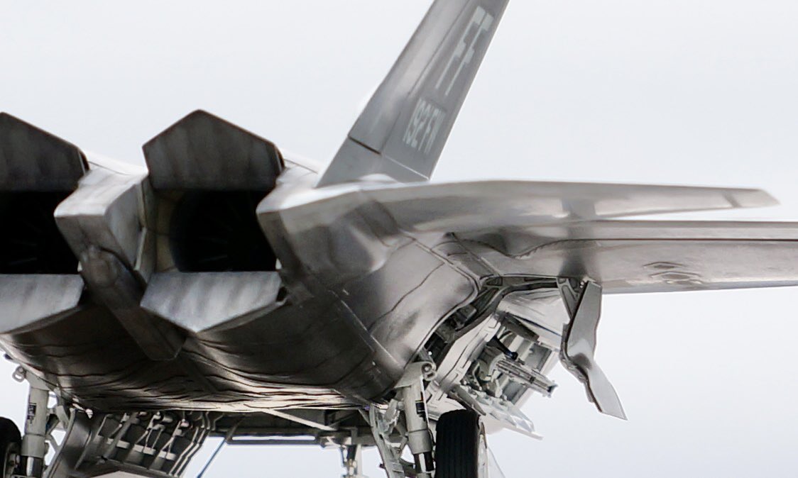 Mokezo_yh's tweet photo. F-22 ラプター(ハセガワ 1/48)

 #これを見た人はお気に入りのローアングルを貼るおねがい https://t.co/tszYakFtSs