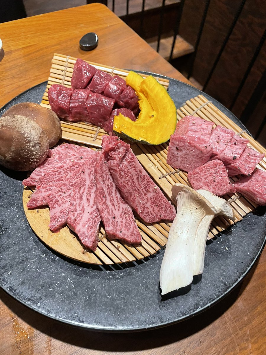napyun_'s tweet photo. この間たべた焼肉屋さんのレバー美味しすぎた。ぷりぷり。 https://t.co/3tX3Q1uz1f