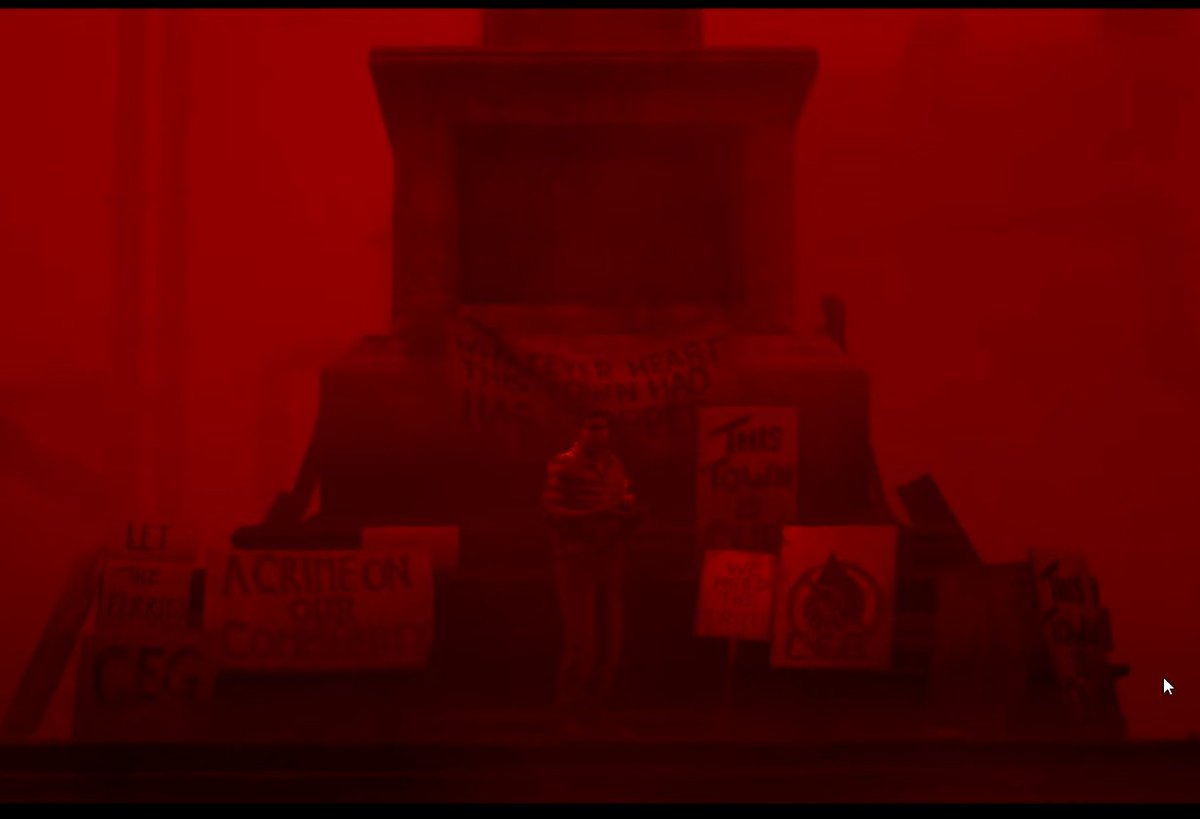 MiqueCaleb's tweet photo. 🚨SILENT HILL: TOWNFALL ya mostró OFICIALMENTE que tiene activismo político de fondo.

De hecho, se muestra al protagonista "sufriendo" por algo que hizo rodeado de carteles de una protesta.

Ya duerman a la IP. Saquen Remake de los primeros 4 y tiren una nuke. https://t.co/ek27ktsJy2