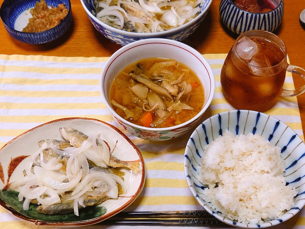 RowanJapan's tweet photo. おはようございます！今朝は風雨共に強いです🌧️梅雨入り前の台風で珍しいです🌀被害が出ないと良いですね！朝食は豆アジの南蛮漬け、美味しかったです♪今日も一日お健やかにお過ごしください🤗

#企業公式が毎朝地元の天気を言い合う #企業公式相互フォロー #おはよう #鮮魚 #アジ #朝食 #料理好き https://t.co/LL6nqP99Tq