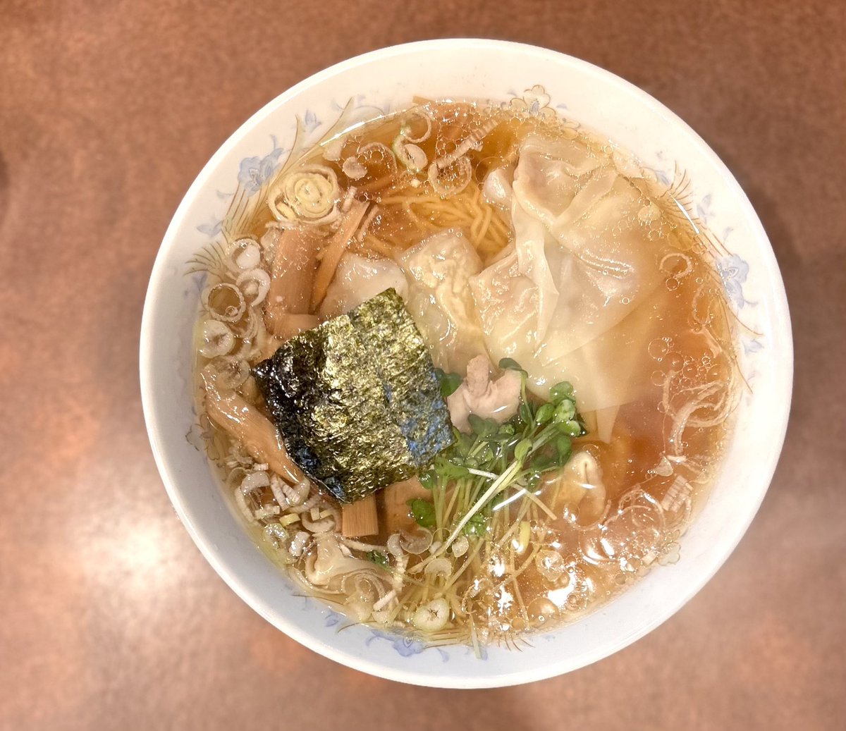 acidnabe's tweet photo. 鶏舎（池尻大橋）

GWが明けるともう初夏…。1990年以前は猛暑日は年に2,3回ある程度だったのが昨年は29回。いよいよ、ラーメンは気候変動とともにある。鶏舎といえば、冷やし葱そば。だが、この店の魅力は“それじゃない”。つまり、大行列を為す夏の時期以外が「食べ頃」だ。 https://t.co/qSfjrDDxm0