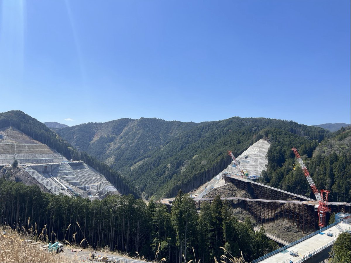 mlit_shitara's tweet photo. ＼設楽ダム現場見学会のお知らせ／

設楽ダム本体、付替道路の工事現場見学会を開催します！
どなたでも参加できます！
申込方法の詳細は、後日ホームページ等でお知らせします。

DAY1：8月20日（木）午前の部　午後の部
DAY2：8月21日（金）午前の部　午後の部

続報をお楽しみに！

#設楽ダム https://t.co/09YaB6VYZp