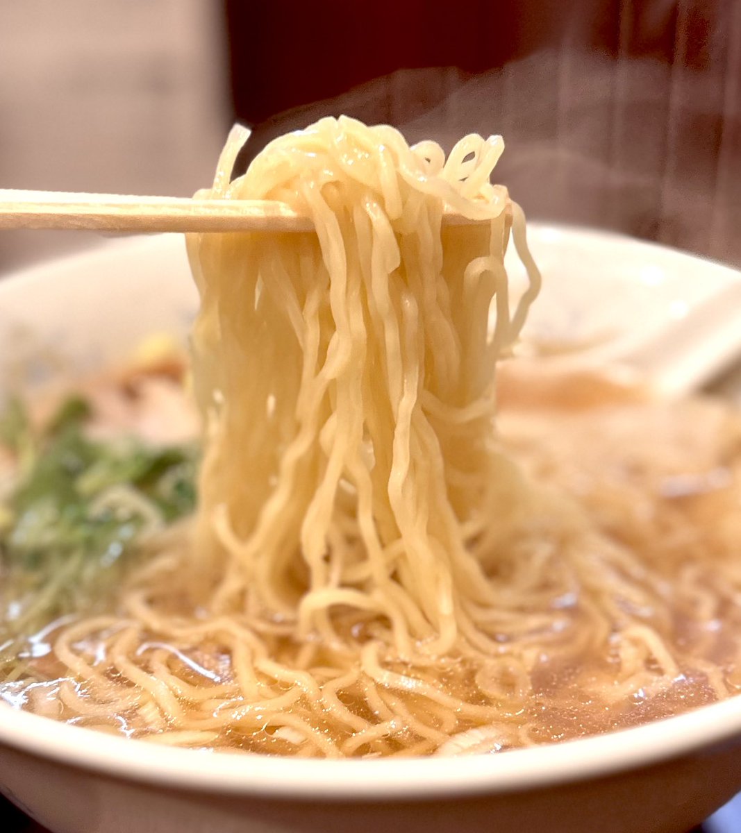 acidnabe's tweet photo. この日はワンタン麺。街の中華としては、張りのある細麺がいい。それが冷やしにも繋がるわけだが、少しファットなスープにタレをかなりビシっと利かせるのが鶏舎流。タイトなオペレーションに支えられた温麺。先入れのネギの香りがよく葱はやはりこうじゃなくちゃ。暑さがピークを迎える前に味わいたい https://t.co/V8QghARci5