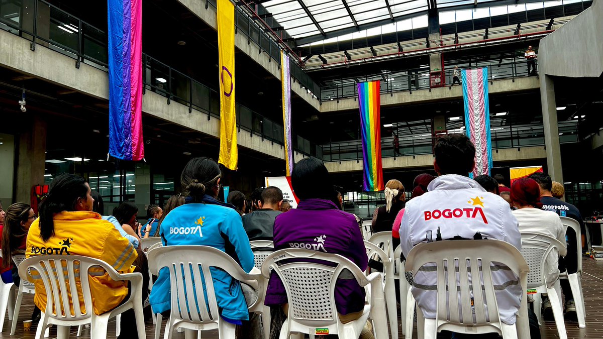 SubLGBTI's tweet photo. 🏳️‍🌈✨ Iniciamos el Mes del Orgullo con la Izada de Banderas de la Diversidad en la Alcaldía Local de Kennedy.

Desde la Subdirección para Asuntos LGBTI acompañamos este acto simbólico junto a las personas usuarias de la Casa LGBTI Edward Hernández, el Consejo Consultivo y la Mesa LGBTI local.

Las banderas de la diversidad nos recuerdan nuestro compromiso con el reconocimiento, el respeto por la diferencia y la garantía de derechos para todas las personas. 🏳️‍⚧️💜
#AquíSíPasa #SePuedeSer