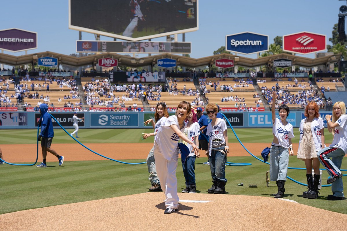 SeanMacwilliams's tweet photo. This past weekend @Dodgers and @XGOfficial_ ⚾️🧢

This was a dream come true to take photos of the first pitch, meet some players, and the staff! https://t.co/soatV3WPEb