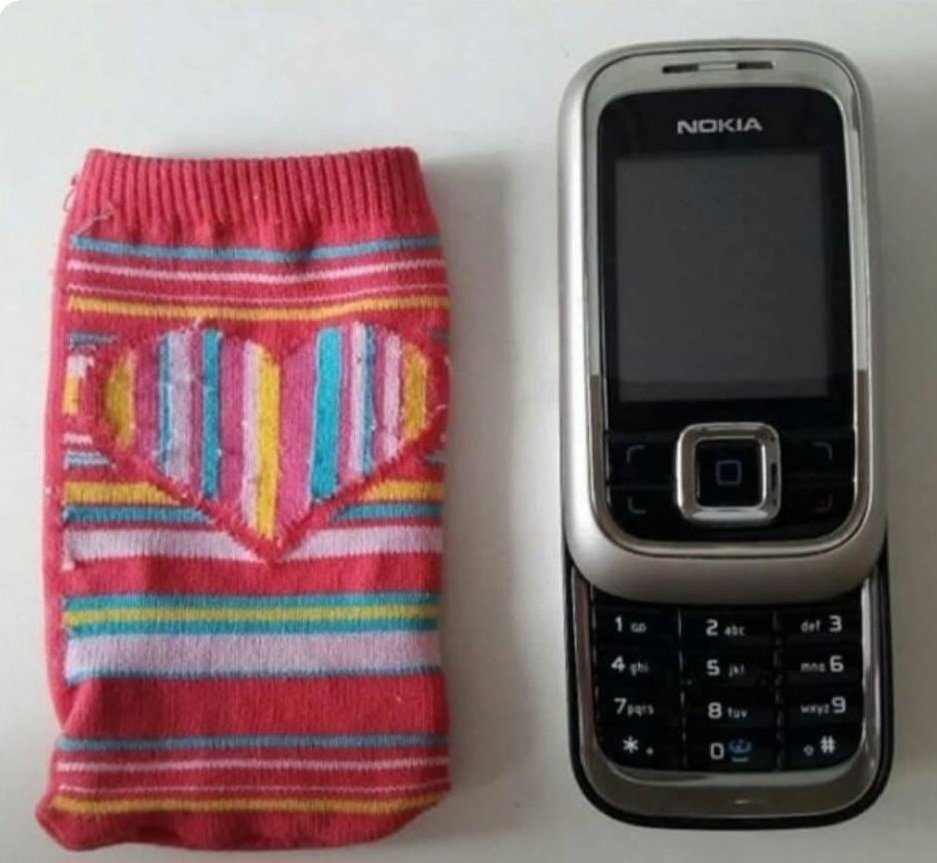 kxtuitta's tweet photo. Os jovens nunca vão entender o luxo que era carregar o celular dentro de uma meia para não arranhar. 📱✨ https://t.co/Aq8s8p74By