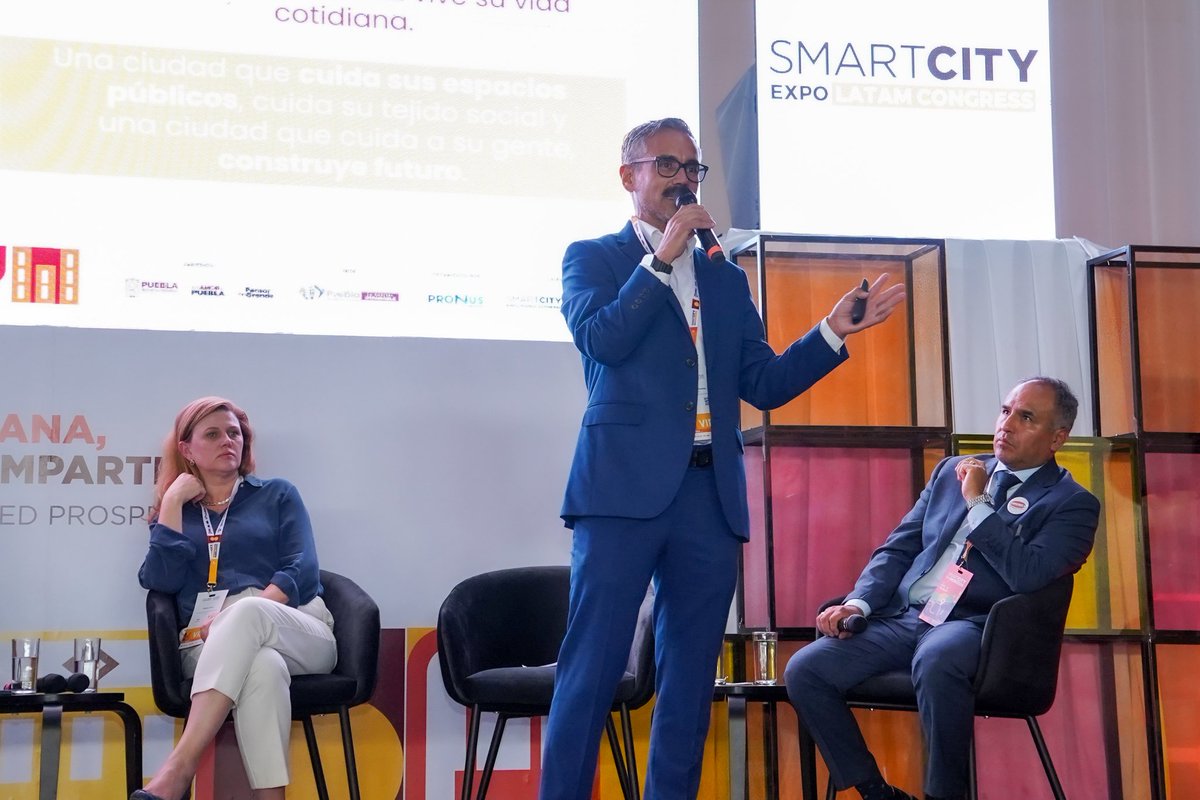 Servicios_Pub's tweet photo. 💡🌎 Hablemos de #SmartCity: innovación en servicios públicos que transforman la vida de las personas.

En Smart City Expo LATAM, el Gobierno de la Ciudad que encabeza el alcalde @pepechedrauimx, a través de nuestro titular @ClementeGomezM, presentó su modelo: una ciudad inteligente no se construye solo con tecnología, sino con acciones que impactan en la vida diaria.

🔹 Con #PueblaBrilla modernizamos el alumbrado público → más seguridad, más calidad de vida para las y los poblanos.

#PueblaCapital #CiudadesInteligentes