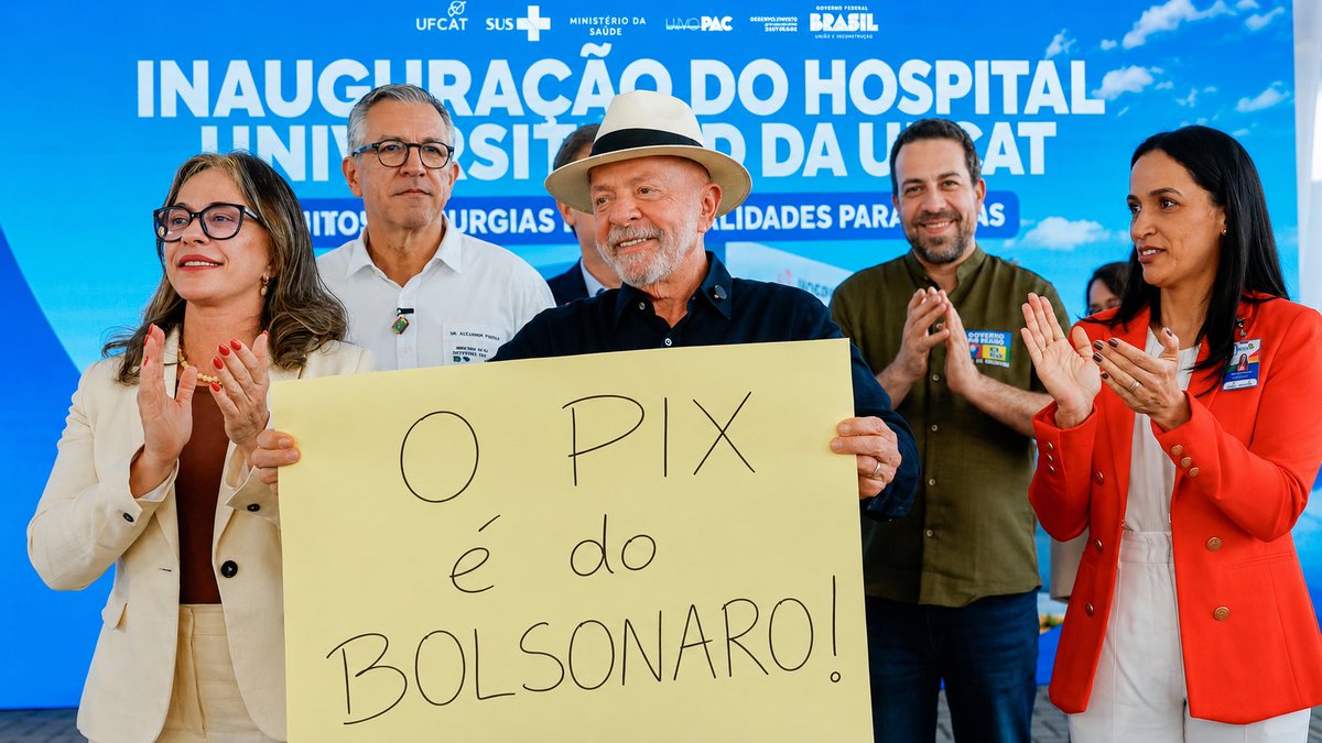 ancapsu's tweet photo. Lula criou 300 programas do tipo "rouba de uns e dá para outros", mas só quer falar agora do programa criado pelo Bolsonaro, que ajuda o livre comércio e não rouba ninguém. Viva o PIX, criado pelo Bolsonaro! https://t.co/L7mh1a468K