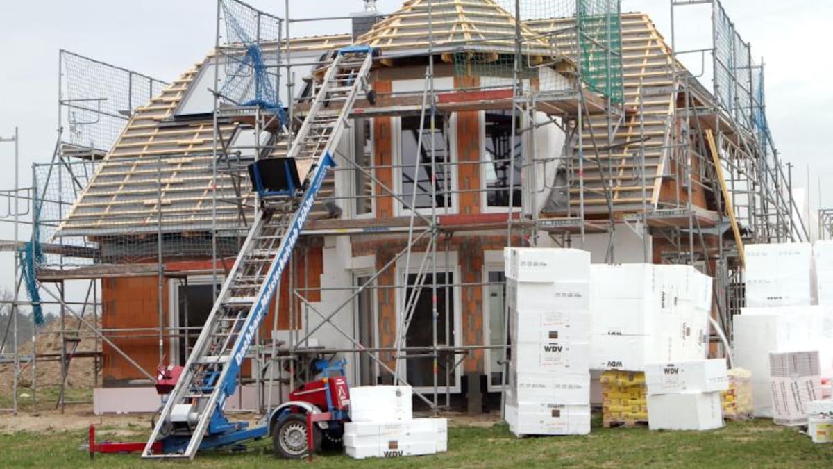 focusonline's tweet photo. 35.700 Baugenehmigungen sind 2025 verfallen. Die Zahl zeigt, warum Deutschlands Wohnungsbau trotz großer Nachfrage nicht vorankommt. https://t.co/SX9KSjI4sE https://t.co/n5rbDi6hyC