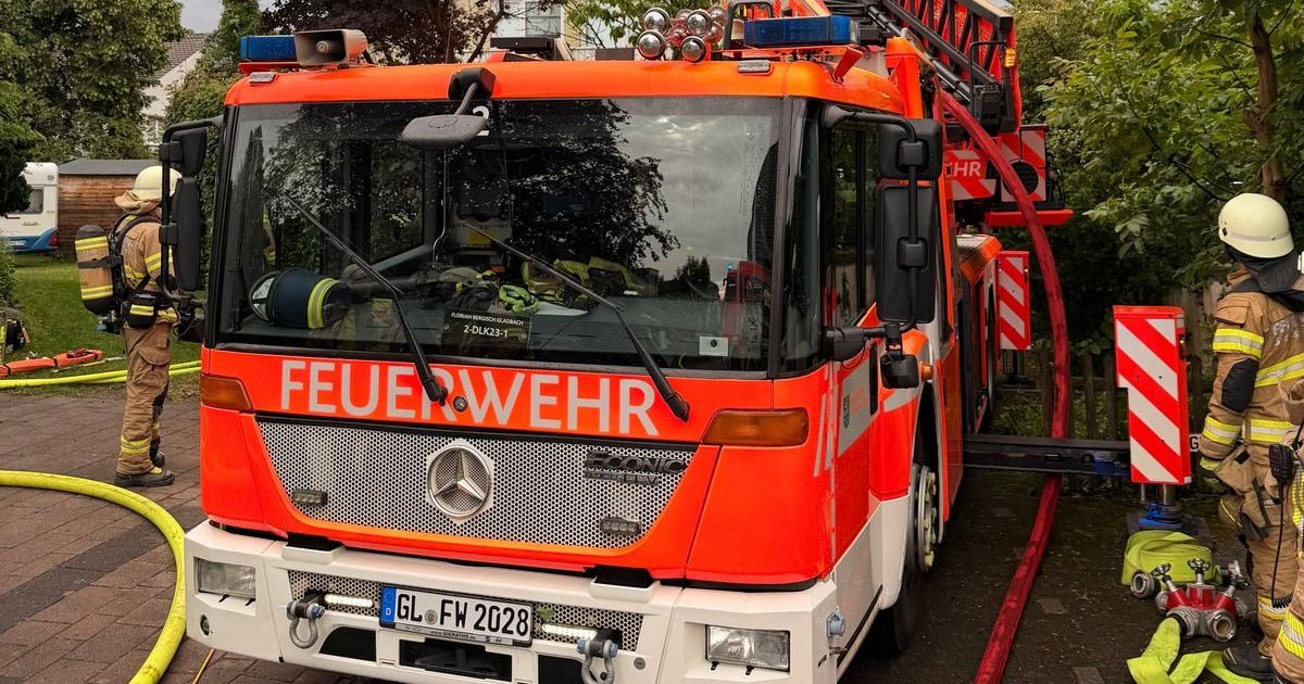 express24's tweet photo. Zwei Blitze schlugen am Dienstagabend in Bergisch Gladbach ein. Ein Dachstuhl brannte, ein Baum zerfetzte und beschädigte Autos und ein Wohnhaus. https://t.co/6Rv9DRgUy2 https://t.co/7RxS9P5c23