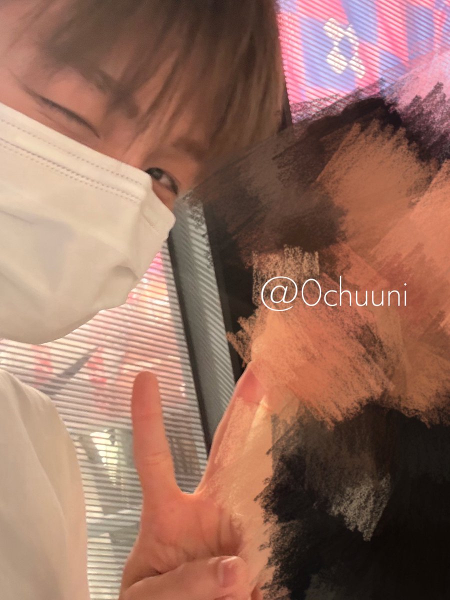 0chuuni's tweet photo. 어제 지훈이 자만추 했ㅅ서요//
지훈이 보자마자 사이 멤버십 켜서 보여줬는데 바로 ( ◠‿◠ ) 햇살눈 장착하심♥︎ 먼저 선뜻 사진 찍어드릴까용..? 해주는 착둥이를 어케 안 좋아해.. 
진짜 어젠 너무 떨려서 아무 말 못 했는데 지훈아 사랑해요.

#투어스 #TWS #지훈 #JIHOON https://t.co/hz4NNQS5JB