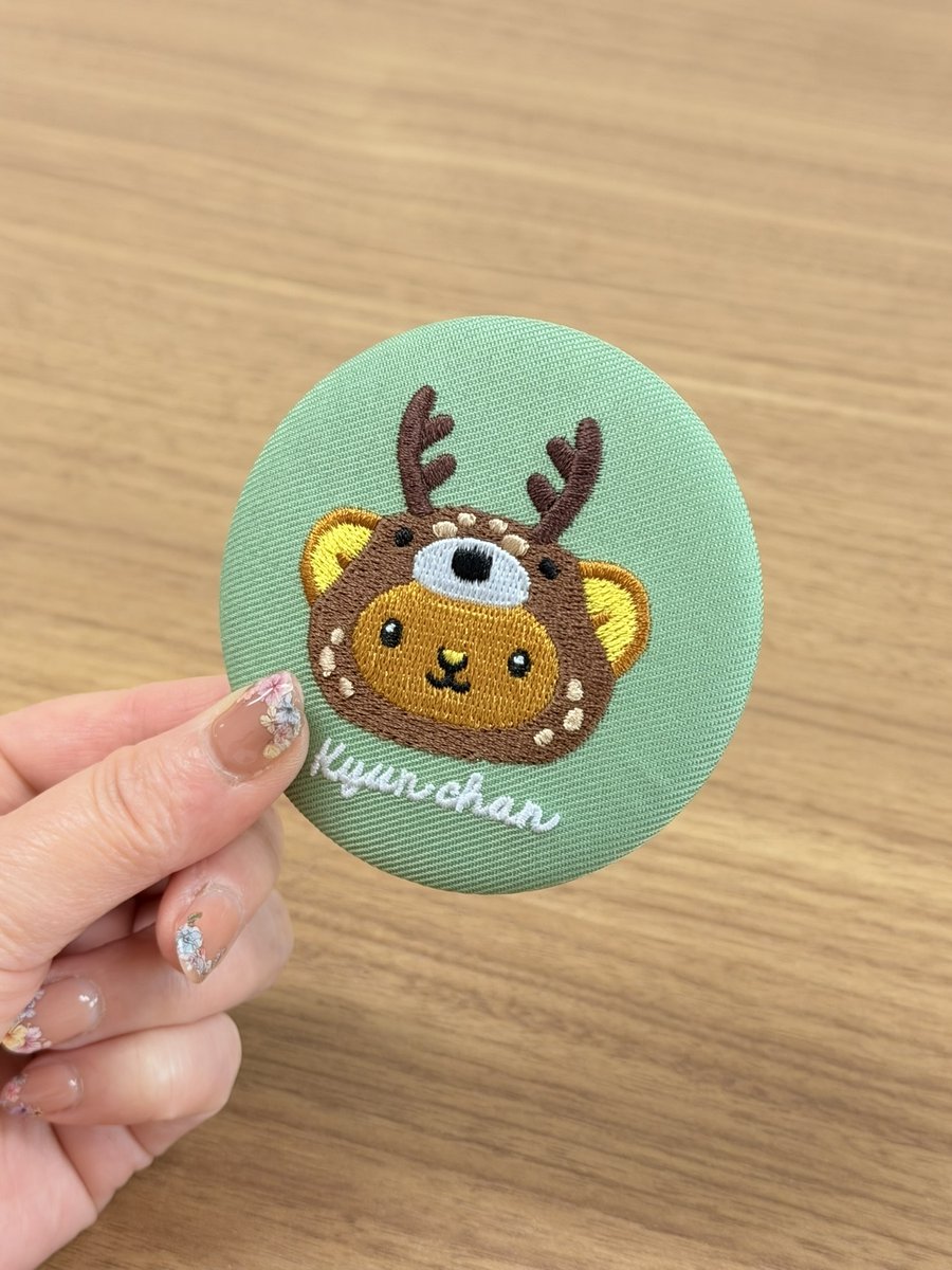 kyunchan_dc's tweet photo. キュン💕

新商品「刺繍ミラー」が、本日から発売開始キュン✨
キュンちゃんのデザインが可愛く刺繍された、手のひらサイズのミラーキュン💕

【商品仕様】
・価格：880円（税込）
・サイズ：直径7.4cm
・素材：ガラス、ステンレス、布製

【販売店舗】
・北海道観光機構事務所
・赤レンガ庁舎キュンちゃんSHOP
・北海道さっぽろ観光案内所
・BASE（キュンちゃん公式ネットショップ）
....今後販売店舗様追加予定