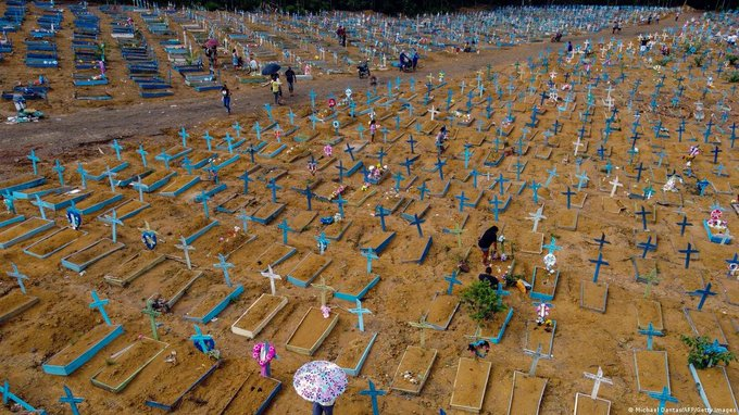 alexasribeiro's tweet photo. @CNNBrasil Enquanto traidores da pátria declaravam amor aos americanos, deixavam mais de 700 mil brasileiros morrerem durante a pandemia. https://t.co/nvvIdjYIxI