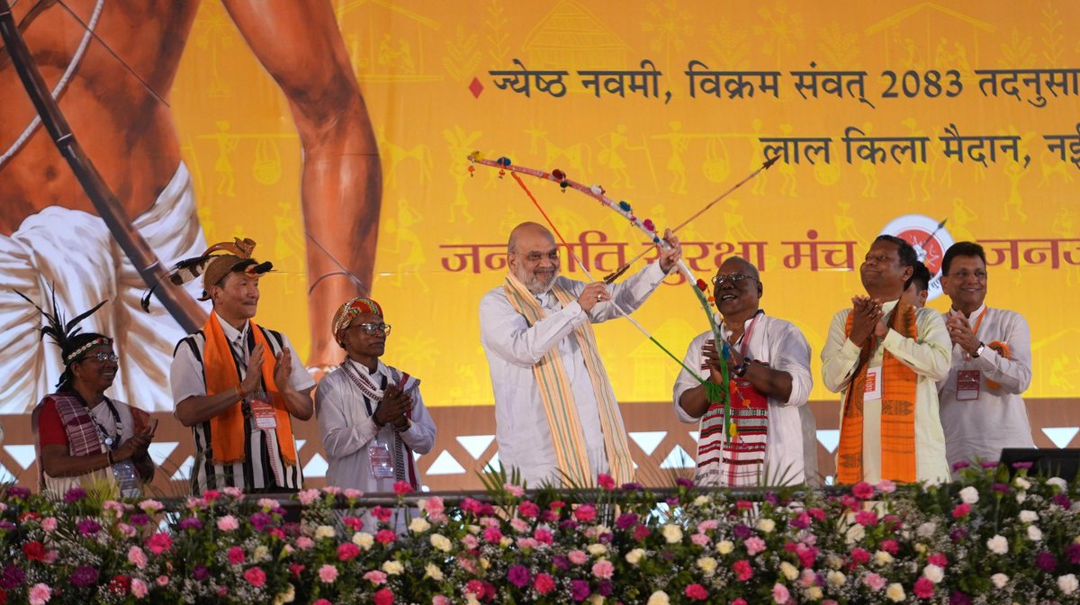 AjayMahawarBJP's tweet photo. तू मैं - एक रक्त 🩸 

जनजाति सांस्कृतिक समागम: 
एक भारत, एक भावना

दिल्ली ने अनेक ऐतिहासिक क्षण देखे हैं। सत्ता के परिवर्तन देखे हैं, आंदोलनों की आवाज़ें सुनी हैं और विकास की नई कहानियों को आकार लेते देखा है। लेकिन पिछले दिनों 24 मई 2026 को लाल क़िले के प्राचीर पर जब देश के कोने-कोने से आए जनजातीय समाज के लाखों लोग अपनी संस्कृति, अपने स्वाभिमान और अपनी परंपराओं के साथ राजधानी की सड़कों पर उतरे, तब ऐसा लगा मानो भारत अपनी जड़ों से संवाद कर रहा हो।

रंग-बिरंगे परिधान, लोकगीतों की मधुर ध्वनि, ढोल-नगाड़ों की गूंज और आत्मविश्वास से भरे चेहरे—यह केवल सांस्कृतिक अभिव्यक्ति नहीं थी, बल्कि उस भारत का परिचय था जो सदियों से प्रकृति के साथ जीता आया है, जिसने संघर्षों के बीच अपनी पहचान को सुरक्षित रखा है और जिसने राष्ट्र की आत्मा को जीवित रखने में महत्वपूर्ण भूमिका निभाई है।

ऐतिहासिक लाल किला मैदान में आयोजित 'जनजाति सांस्कृतिक समागम 2026' हमारी समृद्ध जनजातीय विरासत और राष्ट्रीय एकता का एक अद्भुत उत्सव रहा। इस भव्य कार्यक्रम में देश के विभिन्न राज्यों से आए 550 से अधिक जनजातीय समुदायों के प्रतिनिधियों ने भाग लिया। 'तू मैं एक रक्त' की भावना से परिपूर्ण इस समागम का मूल संदेश—"विविध परंपराएँ, एक संस्कृति; अलग पहचान, एक राष्ट्र"—रहा, जो पारंपरिक नृत्य, लोकगीत और हस्तशिल्प के माध्यम से सामाजिक समरसता को सुदृढ़ करने का प्रभावी माध्यम बना।

इस अवसर पर केंद्रीय गृह मंत्री श्री @AmitShah जी ने स्पष्ट किया कि समान नागरिक संहिता (UCC) से जनजातीय समुदायों की विशिष्ट परंपराओं, रीति-रिवाजों और संवैधानिक अधिकारों पर कोई आँच नहीं आएगी। माननीय प्रधानमंत्री श्री @narendramodi जी के नेतृत्व में वर्षों से उपेक्षित रहे आदिवासी समाज को विकास की मुख्यधारा में सम्मानजनक स्थान मिल रहा है। मोदी सरकार द्वारा भगवान बिरसा मुंडा की जयंती को 'जनजातीय गौरव दिवस' घोषित करना, पीएम-जनमन योजना का संचालन, एकलव्य मॉडल आवासीय विद्यालयों का विस्तार, बजट में रिकॉर्ड वृद्धि तथा आदिवासी स्वतंत्रता सेनानियों को राष्ट्रीय पहचान दिलाने जैसे ऐतिहासिक निर्णय इस समाज को निरंतर सशक्त बना रहे हैं।

यह समागम "सबका साथ, सबका विकास, सबका विश्वास" की भावना को साकार करने वाला एक अत्यंत प्रेरणादायी मंच सिद्ध हुआ है, जिसने जनजातीय समाज की सांस्कृतिक गरिमा, राष्ट्रीय एकता और सामाजिक समरसता के संदेश को और अधिक सुदृढ़ किया है।

@BJP4India @BJP4Delhi @PMOIndia @NitinNabin @blsanthosh @CMODelhi
@RSSorg @gupta_rekha