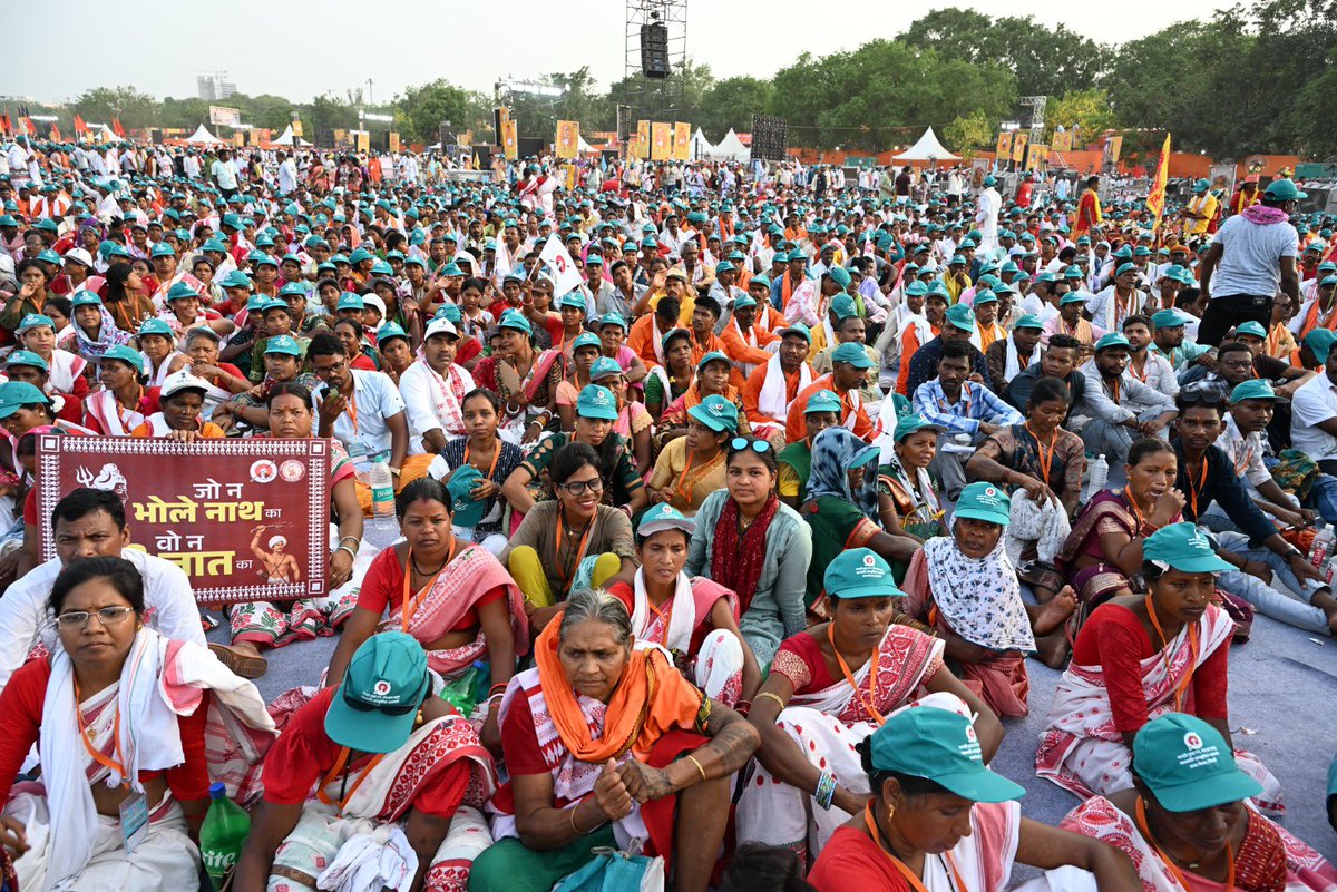 AjayMahawarBJP's tweet photo. तू मैं - एक रक्त 🩸 

जनजाति सांस्कृतिक समागम: 
एक भारत, एक भावना

दिल्ली ने अनेक ऐतिहासिक क्षण देखे हैं। सत्ता के परिवर्तन देखे हैं, आंदोलनों की आवाज़ें सुनी हैं और विकास की नई कहानियों को आकार लेते देखा है। लेकिन पिछले दिनों 24 मई 2026 को लाल क़िले के प्राचीर पर जब देश के कोने-कोने से आए जनजातीय समाज के लाखों लोग अपनी संस्कृति, अपने स्वाभिमान और अपनी परंपराओं के साथ राजधानी की सड़कों पर उतरे, तब ऐसा लगा मानो भारत अपनी जड़ों से संवाद कर रहा हो।

रंग-बिरंगे परिधान, लोकगीतों की मधुर ध्वनि, ढोल-नगाड़ों की गूंज और आत्मविश्वास से भरे चेहरे—यह केवल सांस्कृतिक अभिव्यक्ति नहीं थी, बल्कि उस भारत का परिचय था जो सदियों से प्रकृति के साथ जीता आया है, जिसने संघर्षों के बीच अपनी पहचान को सुरक्षित रखा है और जिसने राष्ट्र की आत्मा को जीवित रखने में महत्वपूर्ण भूमिका निभाई है।

ऐतिहासिक लाल किला मैदान में आयोजित 'जनजाति सांस्कृतिक समागम 2026' हमारी समृद्ध जनजातीय विरासत और राष्ट्रीय एकता का एक अद्भुत उत्सव रहा। इस भव्य कार्यक्रम में देश के विभिन्न राज्यों से आए 550 से अधिक जनजातीय समुदायों के प्रतिनिधियों ने भाग लिया। 'तू मैं एक रक्त' की भावना से परिपूर्ण इस समागम का मूल संदेश—"विविध परंपराएँ, एक संस्कृति; अलग पहचान, एक राष्ट्र"—रहा, जो पारंपरिक नृत्य, लोकगीत और हस्तशिल्प के माध्यम से सामाजिक समरसता को सुदृढ़ करने का प्रभावी माध्यम बना।

इस अवसर पर केंद्रीय गृह मंत्री श्री @AmitShah जी ने स्पष्ट किया कि समान नागरिक संहिता (UCC) से जनजातीय समुदायों की विशिष्ट परंपराओं, रीति-रिवाजों और संवैधानिक अधिकारों पर कोई आँच नहीं आएगी। माननीय प्रधानमंत्री श्री @narendramodi जी के नेतृत्व में वर्षों से उपेक्षित रहे आदिवासी समाज को विकास की मुख्यधारा में सम्मानजनक स्थान मिल रहा है। मोदी सरकार द्वारा भगवान बिरसा मुंडा की जयंती को 'जनजातीय गौरव दिवस' घोषित करना, पीएम-जनमन योजना का संचालन, एकलव्य मॉडल आवासीय विद्यालयों का विस्तार, बजट में रिकॉर्ड वृद्धि तथा आदिवासी स्वतंत्रता सेनानियों को राष्ट्रीय पहचान दिलाने जैसे ऐतिहासिक निर्णय इस समाज को निरंतर सशक्त बना रहे हैं।

यह समागम "सबका साथ, सबका विकास, सबका विश्वास" की भावना को साकार करने वाला एक अत्यंत प्रेरणादायी मंच सिद्ध हुआ है, जिसने जनजातीय समाज की सांस्कृतिक गरिमा, राष्ट्रीय एकता और सामाजिक समरसता के संदेश को और अधिक सुदृढ़ किया है।

@BJP4India @BJP4Delhi @PMOIndia @NitinNabin @blsanthosh @CMODelhi
@RSSorg @gupta_rekha