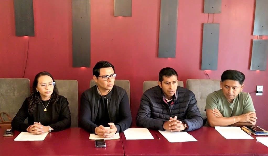 CelisAguirre's tweet photo. Le hacemos saber que este 4 de junio Tlaxcala se moviliza. Ante la falta de respuesta y capacidad para resolver problemas educativos, exigimos respeto a nuestra labor. @CecyteTlaxcala #IntervencionDelDirectorGeneral https://t.co/R6bKJxdpqE