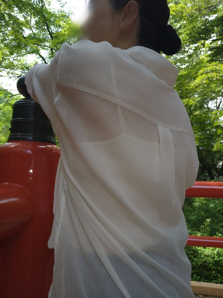coltwife's tweet photo. スケスケな妻。妻を一人で歩かせ後ろから観察。すれ違う男性達の目線がチラリチラリと妻の胸元へ。「見られてる〜」と思いながら時折勃起し観光していました。 https://t.co/OwgMTJaao2