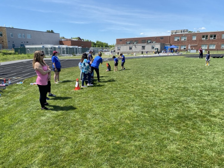 FloRoElem's tweet photo. Another fun filled Field Day for grades 2 and 3. Thanks for all of the volunteers for supporting us! https://t.co/s5kT3z1I5Y