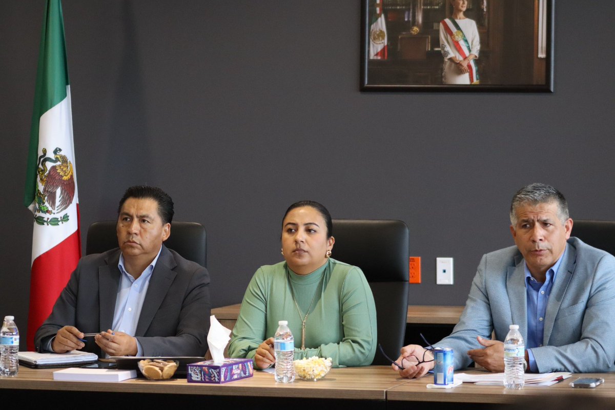 SPFAGobPue's tweet photo. 🤝 Nuestra titular @DanielaSPFA junto con los subsecretarios de Ingresos @C_CastellanosG, y de Administración, Ángel Pérez Portada, sostuvo una reunión de trabajo con representantes de @SSPGobPue y de @MTGobPue.

📋🚔🚦 Durante el encuentro se revisaron mecanismos de coordinación para fortalecer el cumplimiento de las disposiciones en materia vehicular y hacendaria, así como dar seguimiento a acciones estratégicas del @Gob_Puebla que contribuyan al desarrollo de nuestro estado.

#PorAmorAPuebla