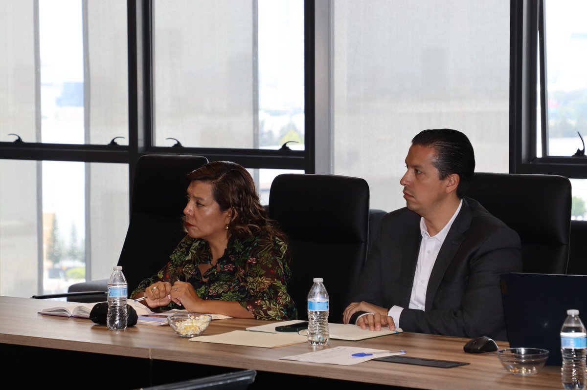 SPFAGobPue's tweet photo. 🤝 Nuestra titular @DanielaSPFA junto con los subsecretarios de Ingresos @C_CastellanosG, y de Administración, Ángel Pérez Portada, sostuvo una reunión de trabajo con representantes de @SSPGobPue y de @MTGobPue.

📋🚔🚦 Durante el encuentro se revisaron mecanismos de coordinación para fortalecer el cumplimiento de las disposiciones en materia vehicular y hacendaria, así como dar seguimiento a acciones estratégicas del @Gob_Puebla que contribuyan al desarrollo de nuestro estado.

#PorAmorAPuebla