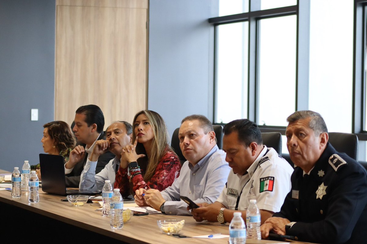 SPFAGobPue's tweet photo. 🤝 Nuestra titular @DanielaSPFA junto con los subsecretarios de Ingresos @C_CastellanosG, y de Administración, Ángel Pérez Portada, sostuvo una reunión de trabajo con representantes de @SSPGobPue y de @MTGobPue.

📋🚔🚦 Durante el encuentro se revisaron mecanismos de coordinación para fortalecer el cumplimiento de las disposiciones en materia vehicular y hacendaria, así como dar seguimiento a acciones estratégicas del @Gob_Puebla que contribuyan al desarrollo de nuestro estado.

#PorAmorAPuebla