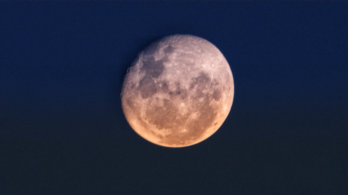 Anil5's tweet photo. Wednesday morning moon in the skies of Bhopal....@EarthandClouds @wxwows @StormHour @CloudAppSoc https://t.co/S7KcqwXaYN