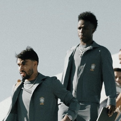daeddra's tweet photo. Toda foto da Seleção Brasileira, ou Paquetá tá grudado no Vini ou o Vini tá grudado no Paquetá. Já estão prestes a se fundir 😅 https://t.co/T0mdFt65RU