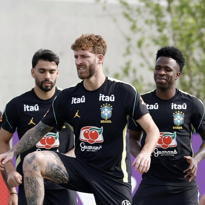 daeddra's tweet photo. Toda foto da Seleção Brasileira, ou Paquetá tá grudado no Vini ou o Vini tá grudado no Paquetá. Já estão prestes a se fundir 😅 https://t.co/T0mdFt65RU