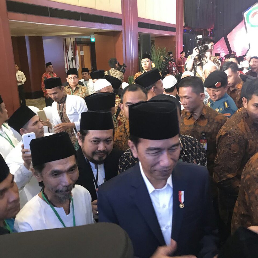 EngkosKosa19692's tweet photo. @msaid_didu Abuya/mama/Gus/Kiai/ulama/Ajengan GHUFRON https://t.co/B4TT8VB1Uw