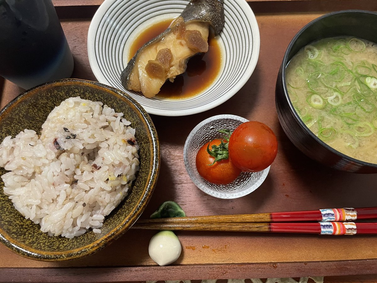 silkool's tweet photo. 昨夜は久しぶりの外食🍻
そして久々にしっかり二日酔い🥴
でもお腹は空くんです😇
ご飯食べたらマシになってきた🕺
味噌汁が染みるぅ〜〜🙈
#おうちごはん #今日の朝ごはん #作り置き #二日酔い https://t.co/MqPnRv7Bjm