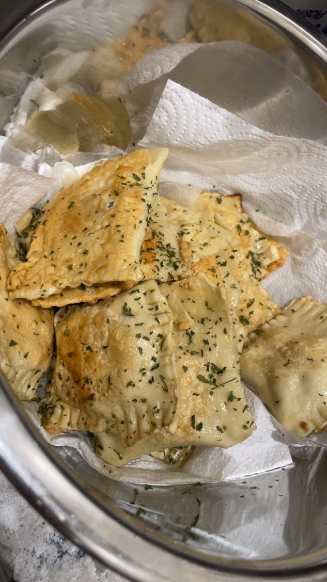 ThePdizz's tweet photo. Fryin up some homemade ravioli. Plating soon. https://t.co/4sxoqg6ER2