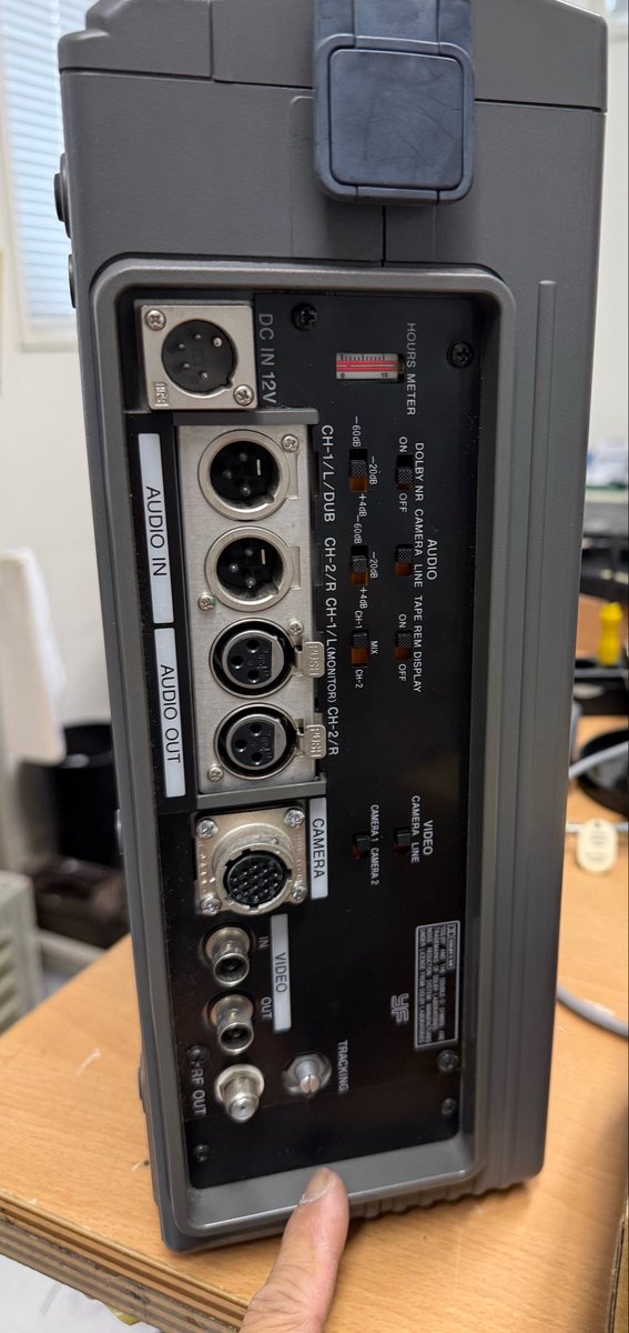 obvan's tweet photo. 古い話題ばかりで恐縮です。
先日購入したU-maticのポータブルにTCGオプションが付いていなかったのです。

そこで、ふと記憶の片隅に、倉庫にあったんじゃね？と思い起こし探した所、なぜか無事発見。

CTLでしか編集出来ないところ、これがあれば最新の4K機材ともTC同期が取れます！（何の意味が？） https://t.co/gGojfQ4PZL
