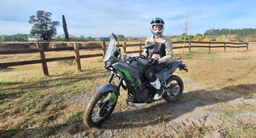 autoexecutiveAR's tweet photo. 🟢 Kawasaki (G. Corven) convocó a su red y prensa al lanzamiento d adventure #KLE500 en Enduro Park. Se pudo testear d noche y d día. Llega d Tailandia versión SE desarrollada sobre plataforma d Z500 y Ninja 500. Lleva motor bicilindrico 451cc. 46CV. Colores: Blanco, Gris y Verde https://t.co/U6HE4SGVJt