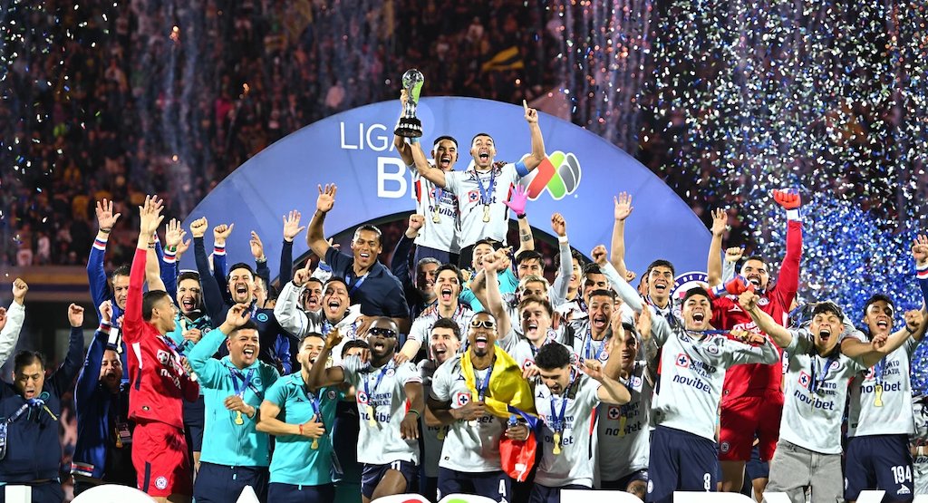 DatoAzul's tweet photo. ¿Cómo se construyó el plantel de La Décima? 🔟🌟

Repasemos a los Directivos Deportivos y Entrenadores que participaron en la confección del equipo que levantó el título de Liga del Clausura 2026.

Unos con mucha mayor responsabilidad que otros.

Abro hilo... 🧵 https://t.co/rk6BQdKFrE