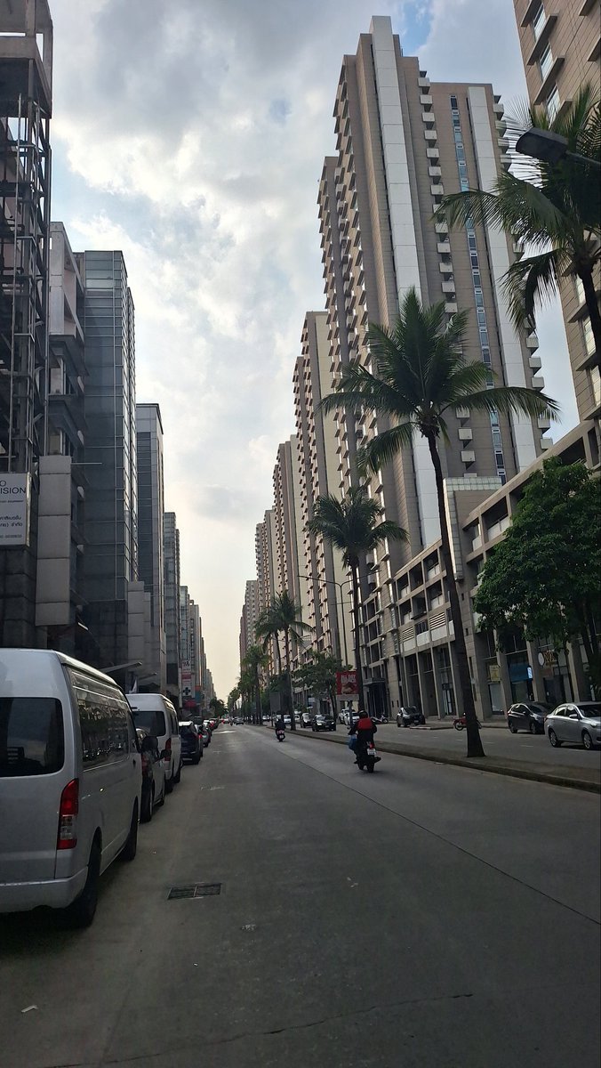 Note8086's tweet photo. @Nuuni768 ภาพถ่ายจาก ถนนบอน์สตรีทครับ https://t.co/JkUaOTKWqR