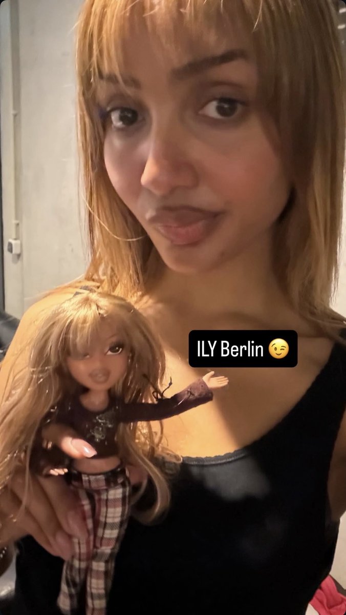 heartfrecklez's tweet photo. pink with her dolls ❤️ https://t.co/wNIqIhMzK9