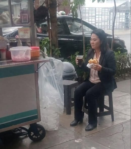 VozLiberal's tweet photo. Un alto en la campaña. La futura presidenta se toma un descanso en el camino. https://t.co/fMp3rzSFkZ