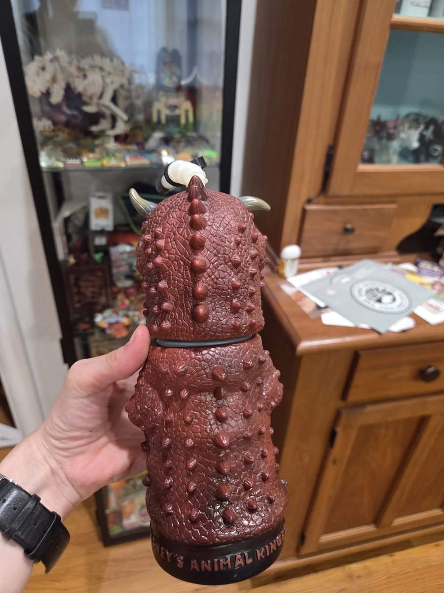 Beesaurus28's tweet photo. Love my new little guy I found! A carno sipper from AK probably 1998 or 1999 given the Countdown to Extinction name on the bottom. He's in excellent condition despite being both shipped from the UK and almost 30 years old 🤯 #DAK #DINOSAUR #disney https://t.co/sr81FOC74b