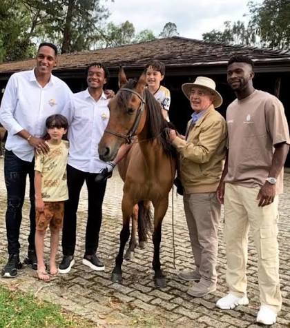 ElGuard2809's tweet photo. @palabraseca Petroclos invito después de que se terminó la copa América pero ellos le hicieron el feo y lo dejaron metido para irse a la finca de uribe y con su gente https://t.co/BCCJ6BGC8a