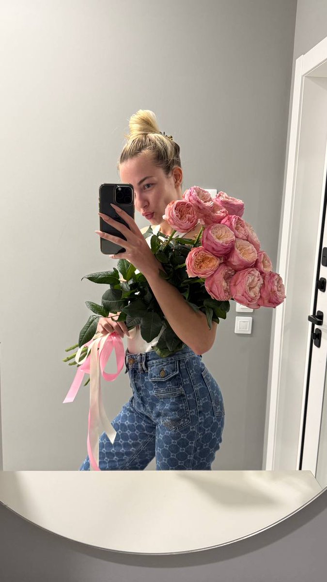 anna_g003's tweet photo. Hope everyone had a wonderful day🌷 https://t.co/bvCterfnAy